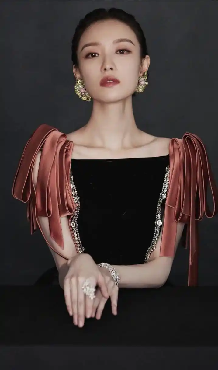 小小改造的倪妮的礼服, 图一为原图, 图二图三为改造图, 改为立刻庄重