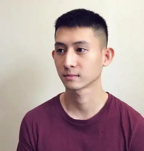 男生别再留"过耳"发型了,这几款短发长度刚好,干净又帅气