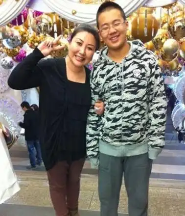 郑钧与现任妻子刘芸的儿子顺利在美国出生,郑钧博客上也不时流露出