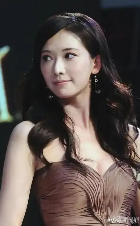 林志玲摇曳生姿身材曲线尽显