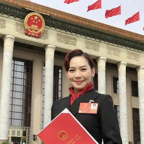 邝美云离婚后并未再嫁一身黑色西装套装搭配气质干练像女强人