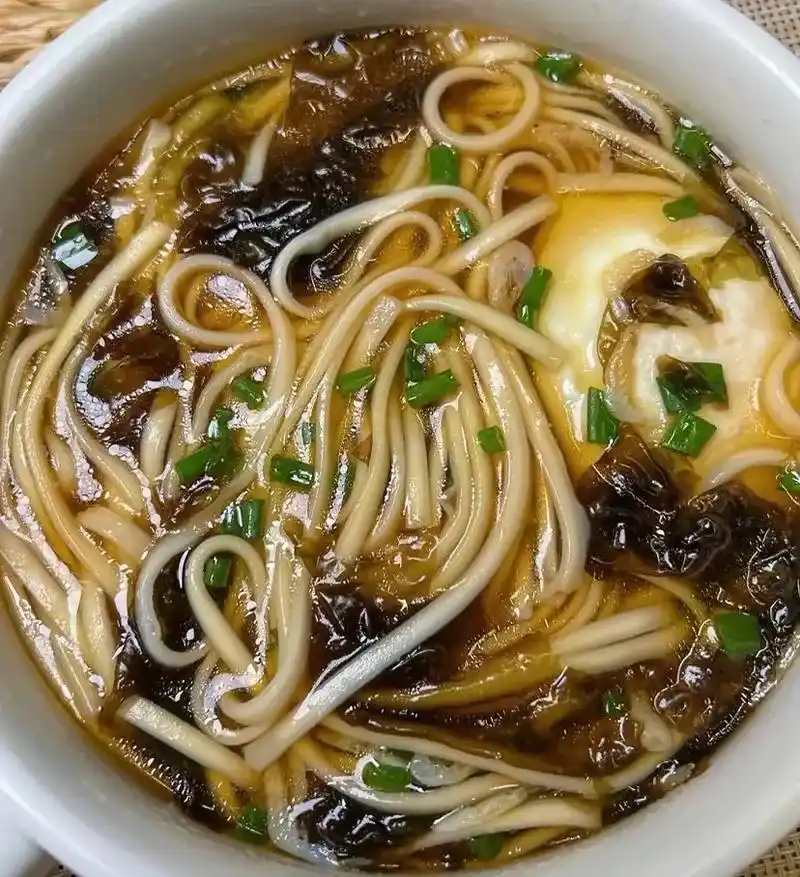 美食.#美食 紫菜荷包蛋清汤面 旱上搞一碗热乎乎的紫菜荷包蛋 - 抖音