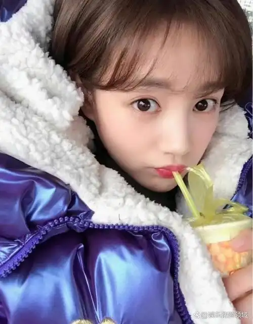 李一桐早期的照片,像小鹿一样古灵精怪又很温柔.