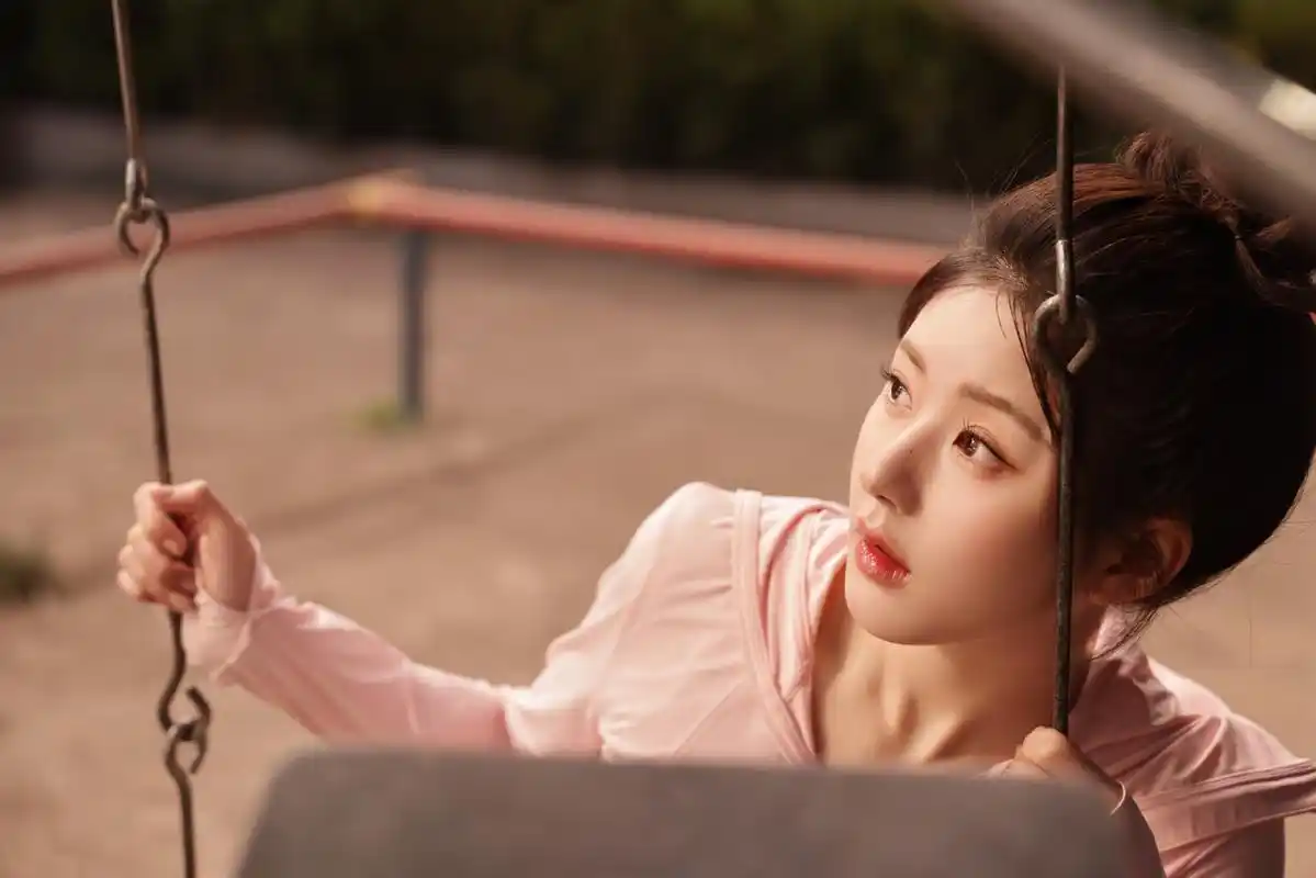 赵露思粉色运动服搭配饱满丸子头,可爱娇憨!