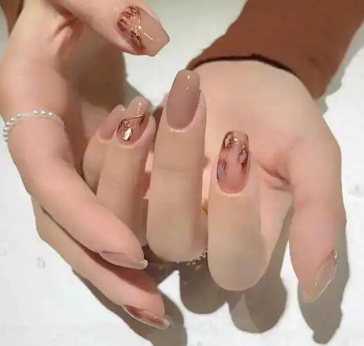 显手黑的指甲油颜色(手黑的女生适合什么颜色的美甲)