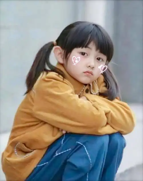 组图:从小美到大!张子枫童年照曝光 扎双马尾俏皮灵动