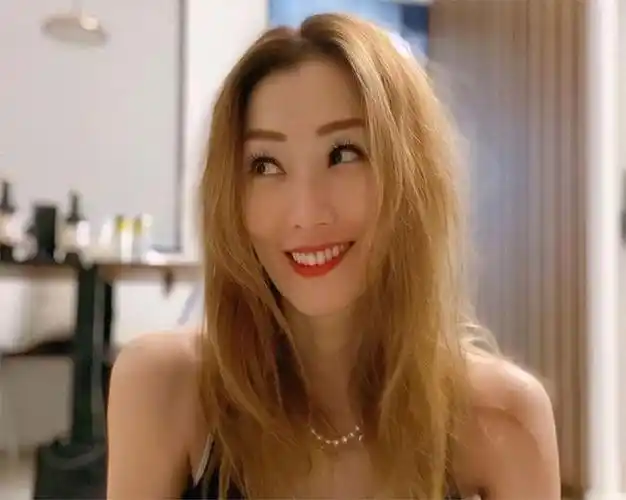 香港天后郑秀文晒刮痧照,脖子和背部呈深红色,健康状况惹人担忧