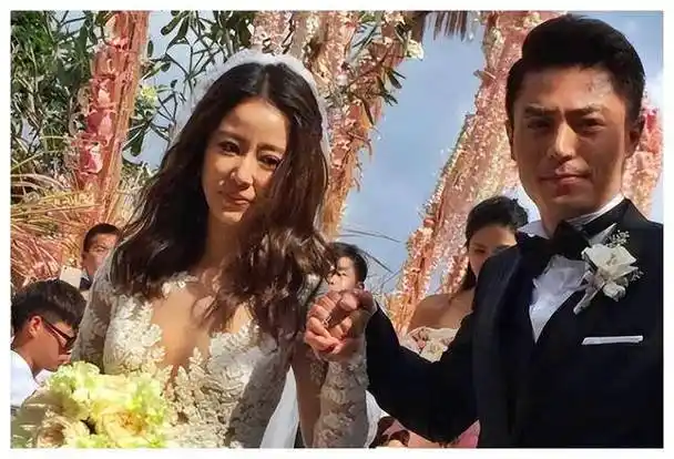 林心如霍建华高调庆生,素颜穿毛衣减龄,48岁被宠幸福上天.