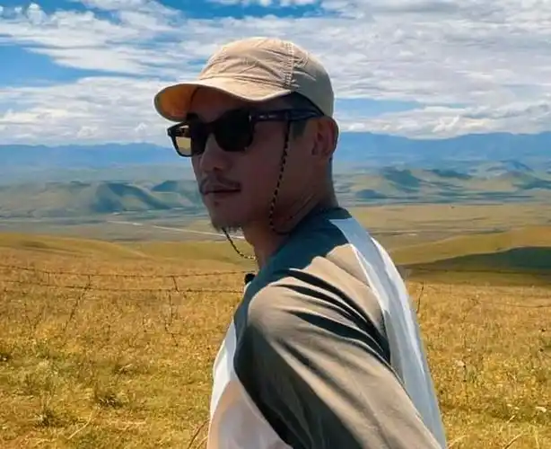 郑恺在川西录制户外综艺,胡子拉碴快认不出来,野外露营没有高反|高原