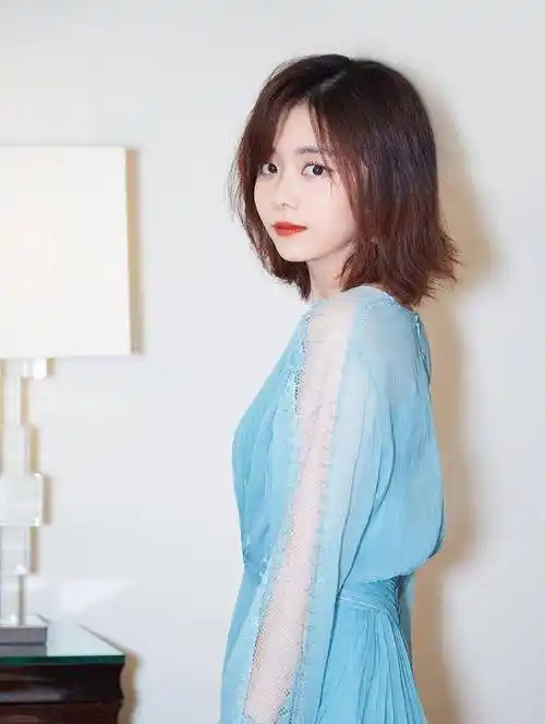 谭松韵最新短发大片上线,雀斑妆造型俏皮可爱,颠覆甜美以往印象_少女