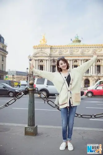 赵丽颖巴黎街头放飞自我 上演超萌游客照