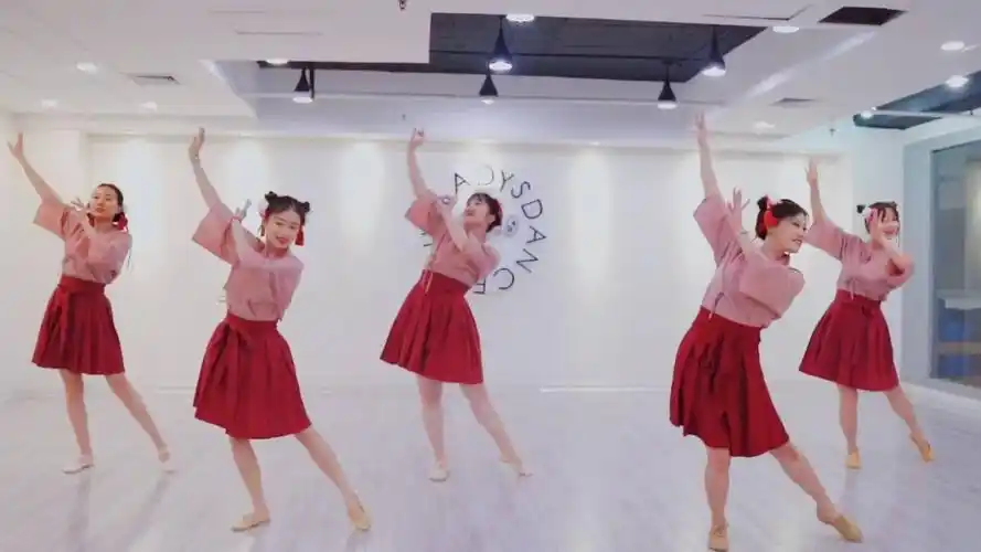 好可爱的哪吒丸子头跳【广寒宫】青岛古典舞