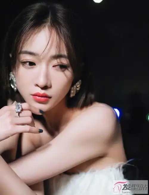 吴谨言海边氛围感大片 化身时尚女王优雅迷人_发型站_最新流行发型