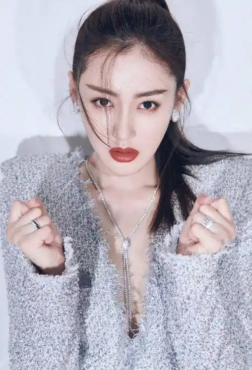 天气寒冷也要拍美照轻轻一抬手就知道张天爱气质体现在哪