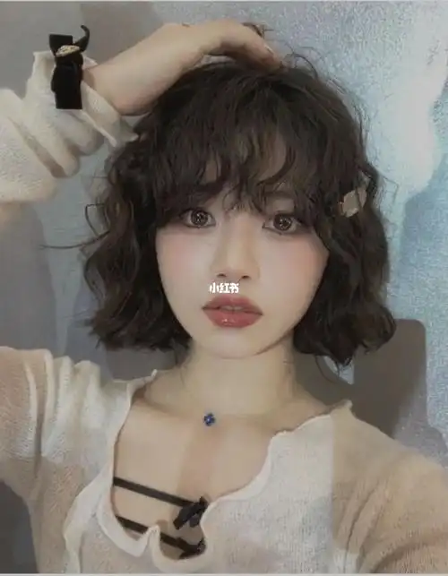 圆脸妹子短发烫发法式烫活泼俏皮可爱