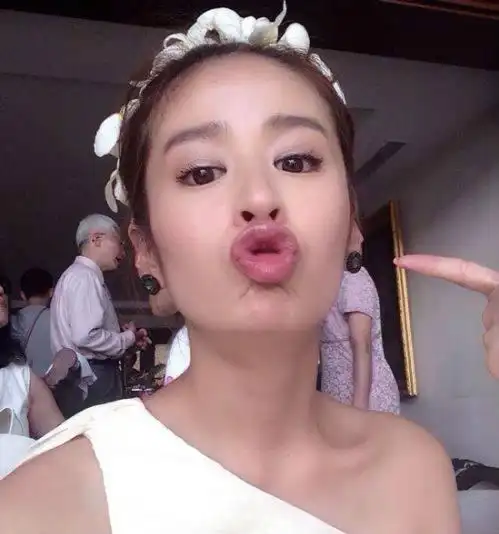 女星嘟嘴卖萌神表情!高圆圆搞怪,baby少女,却都被热巴秒杀了