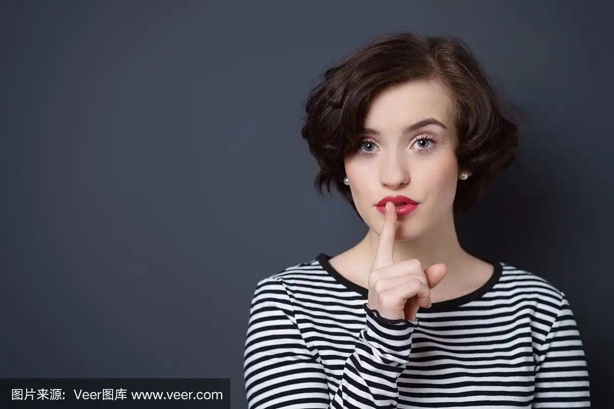 漂亮的年轻女人做了一个嘘的手势