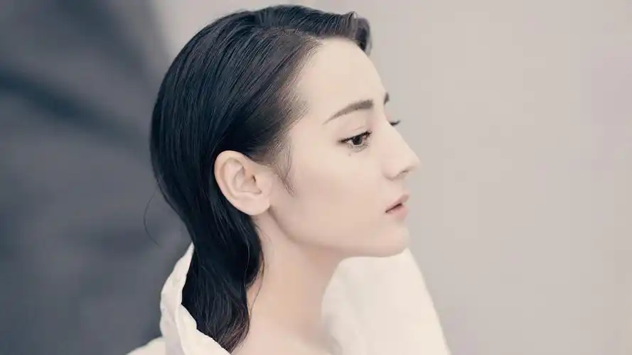 内地明星迪丽热巴明星风尚壁纸14