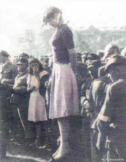 1945年,一名女纳粹被处以绞刑,周围站满了观看的人|二战|刽子手|纳粹