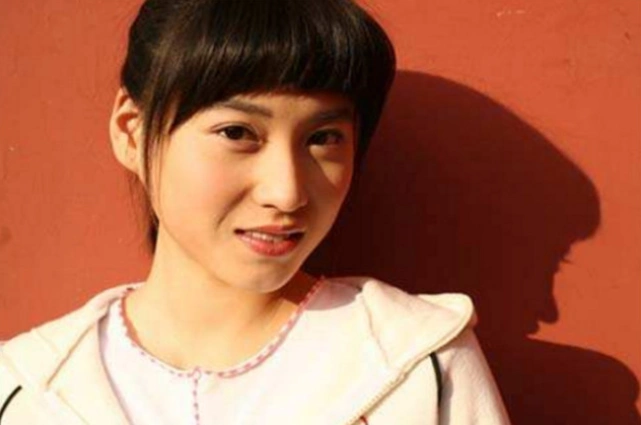 有儿女》这部剧当中,最后两季出演夏雪的角色,她的真实名字叫做宁丹琳