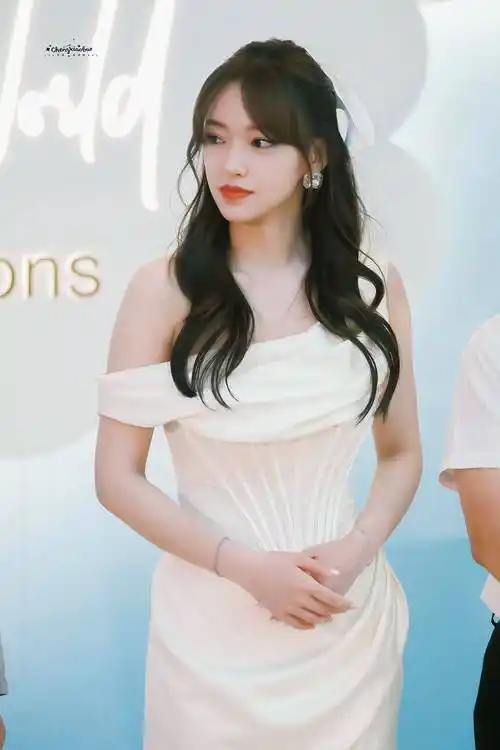 程潇白色露肩长礼服活动照合集