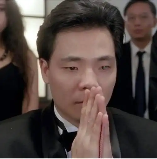 《九品芝麻官》"来福"现成都捞金,发型个性时髦,双下巴实力抢镜