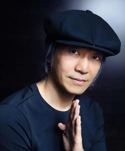 周星驰:被向太讨债824万,遭港圈排挤却没事,背后谁在保护他?