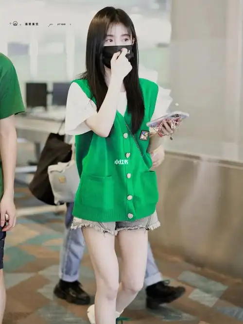 鞠婧祎机场私服穿搭绿色马甲马丁靴超显高