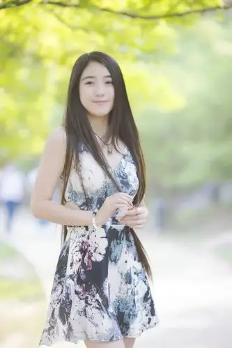 户外美景阳光下的笑容甜美长发姑娘