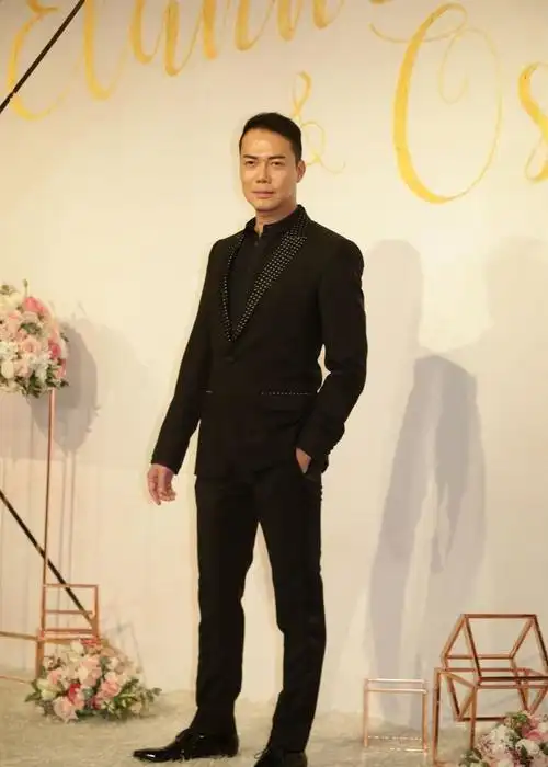 组图:51岁冻龄女神周慧敏现身江若琳婚礼 谢天华黑衣秀大长腿