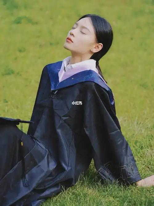 毕业照学士服拍照万能pose速看