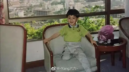 专组成立后第一个儿童节,放点张若昀的童年照