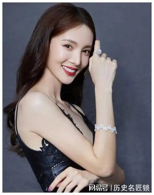 金晨国外遇粉丝勇敢穿吊带别致风格独具一起合照