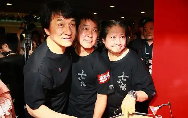 成龙洪金宝元彪铁三角同台竞争,三兄弟心有灵犀,谁将再战江湖?