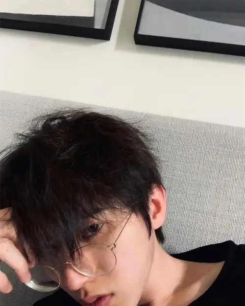 蔡徐坤戴眼镜素颜自拍,女粉疯狂男朋友发自拍了