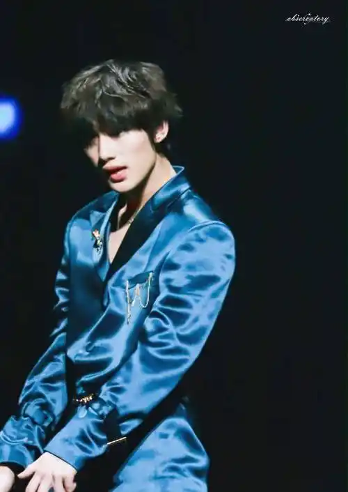 看看人间小王子丁程鑫的西装就知道了!_黑色_装饰_白色