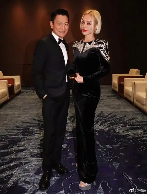 [明星资讯]爷青回!宁静晒与刘德华金鸡奖后台同框合照-小虾米