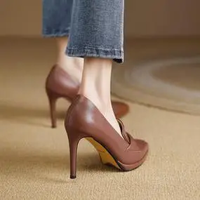 修悦棕色防水台高跟鞋女性感细跟尖头单鞋2023春新款英伦风小皮鞋