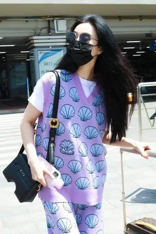 范冰冰穿贝壳图案的衣服现身机场,和父母一起拼时尚事业