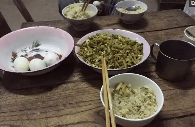 农村晚餐很简单干活累了要吃饱人多菜少一家人在一起很满足