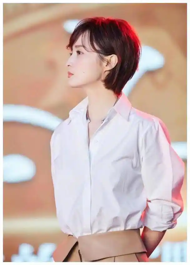 蒋勤勤穿白衬衫配裤子,短发颜值太高,低调造型也难掩女神气质!