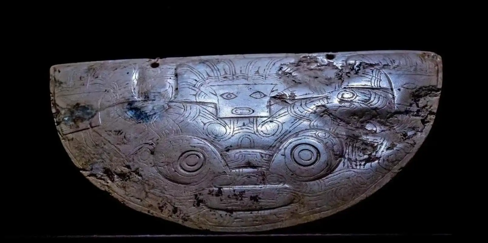 #古玉#简化版的良渚神徽玉璜,女性的大巫首领.