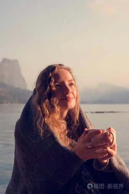 清晨阳光中的女人温暖