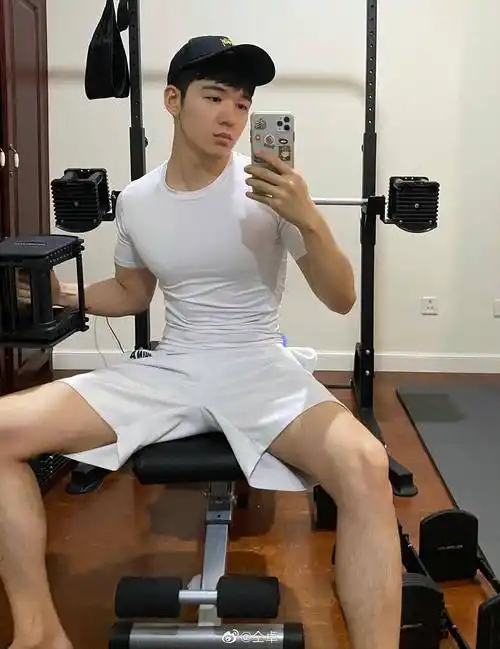 硕大的胸肌加八块腹肌,仝卓用实力证明了什么叫"完美头身比".