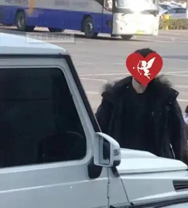 易烊千玺开车 座驾是白色奔驰大g