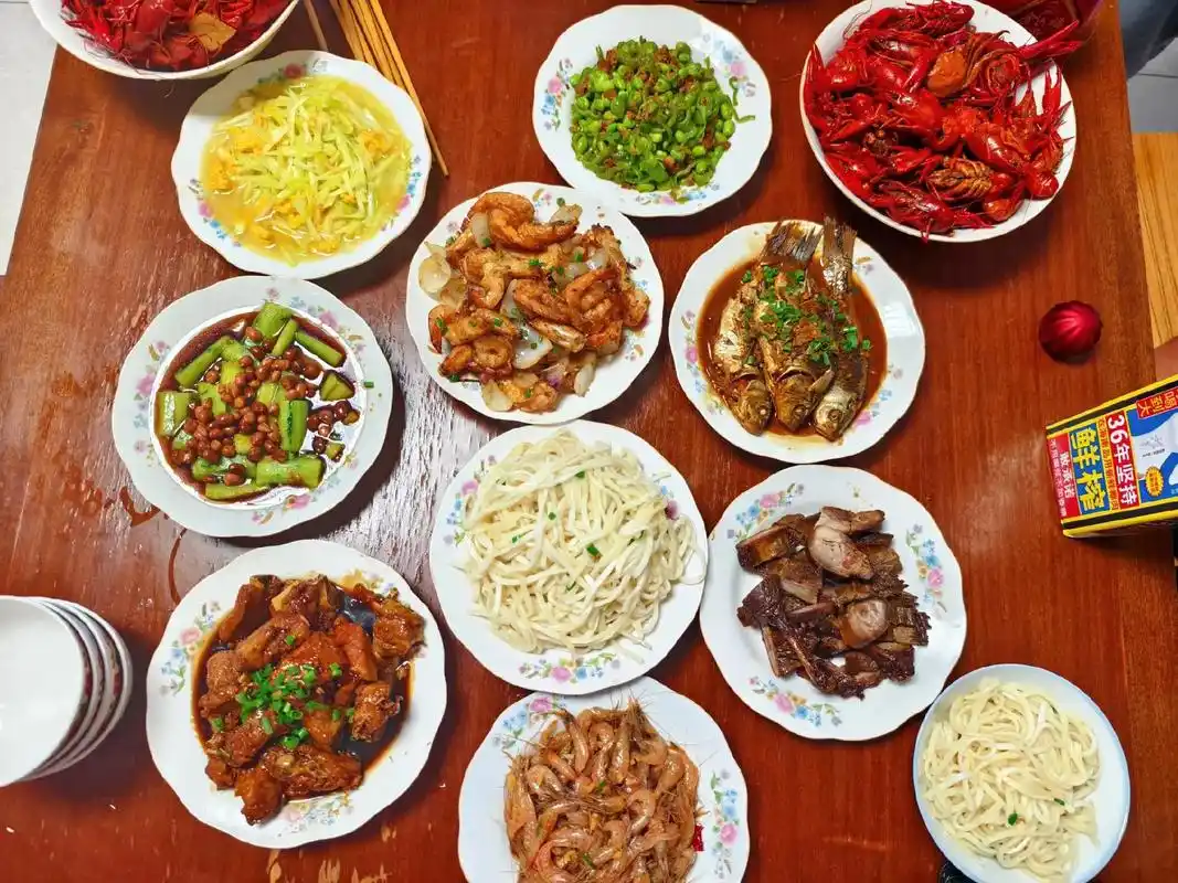 没有隆重的生日宴,也没有最好的礼物,炒了几个家常菜,做了个蛋糕