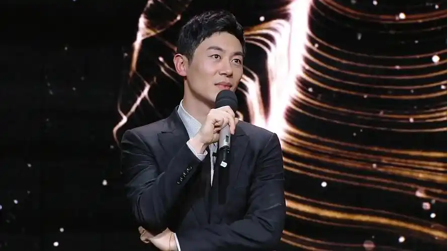 朱亚文"宠妻"人设塌了?搂抱女化妆师姿势暧昧,女方配文更暧昧