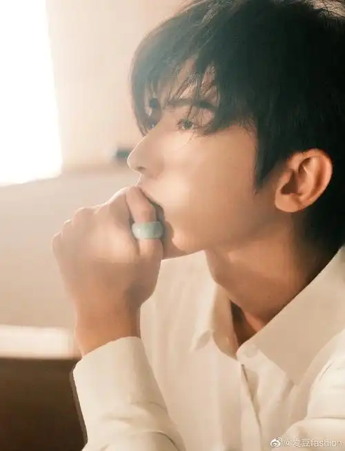 蔡徐坤晒侧颜照##蔡徐坤摘星大片##蔡徐坤分享侧颜随拍