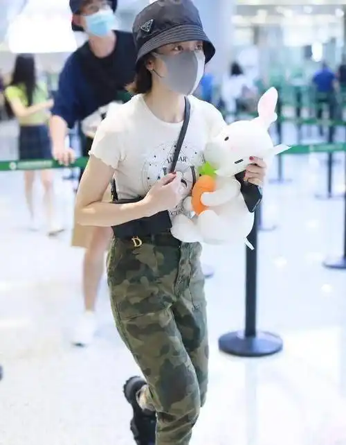 张雪迎素颜现身机场,露脐白t搭迷彩工装裤,大胆秀出蚂蚁腰_时尚_包包