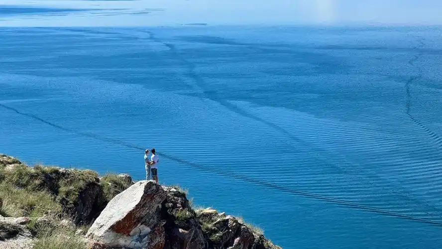 夏日的贝加尔湖畔清澈壮阔绿草如茵